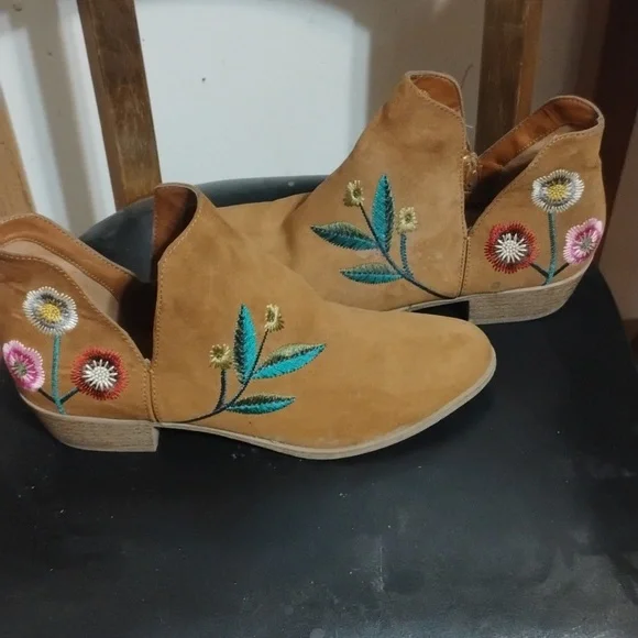 Indigo Brown Ankle Boots with Floral Embroidery - Picture 2 of 9